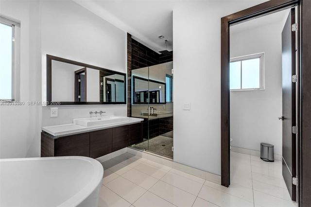 8221 NW 34th Dr, Doral, FL 33122