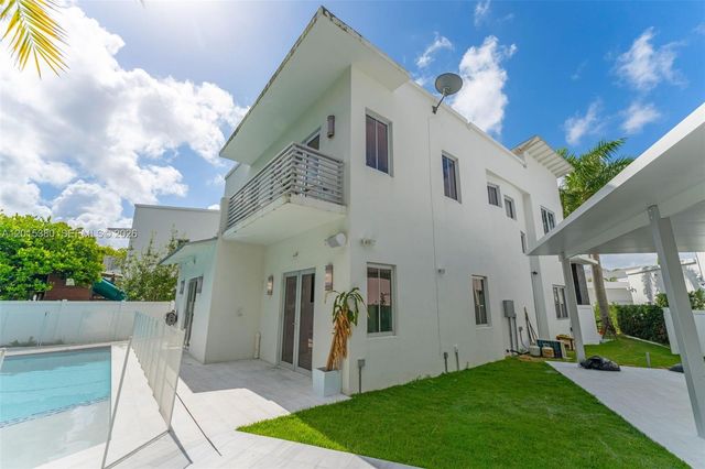 8221 NW 34th Dr, Doral, FL 33122