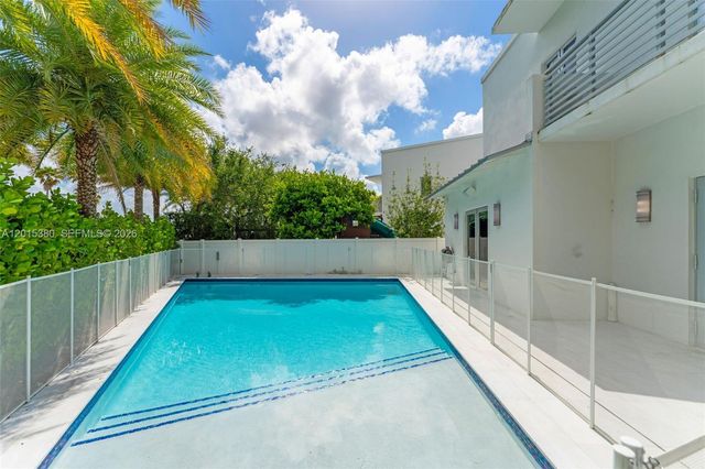 8221 NW 34th Dr, Doral, FL 33122