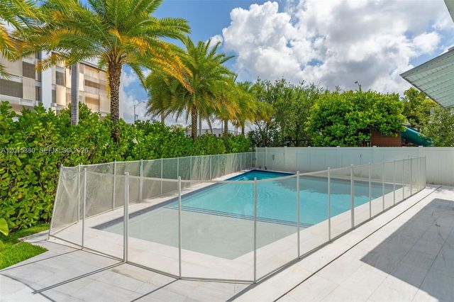 8221 NW 34th Dr, Doral, FL 33122