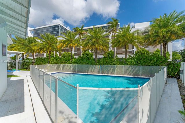 8221 NW 34th Dr, Doral, FL 33122