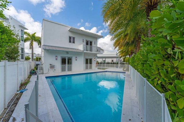 8221 NW 34th Dr, Doral, FL 33122