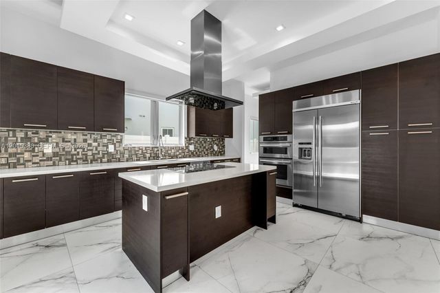 8221 NW 34th Dr, Doral, FL 33122