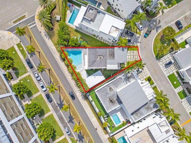 8221 NW 34th Dr, Doral, FL 33122