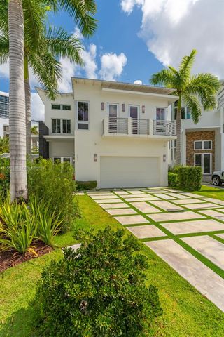 8221 NW 34th Dr, Doral, FL 33122