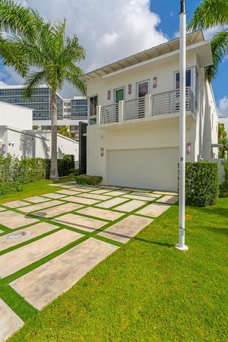 8221 NW 34th Dr, Doral, FL 33122