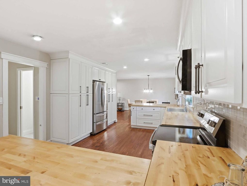 Image 9 of property listing at 380 SHEFFIELD RD, Severna Park, MD 21146