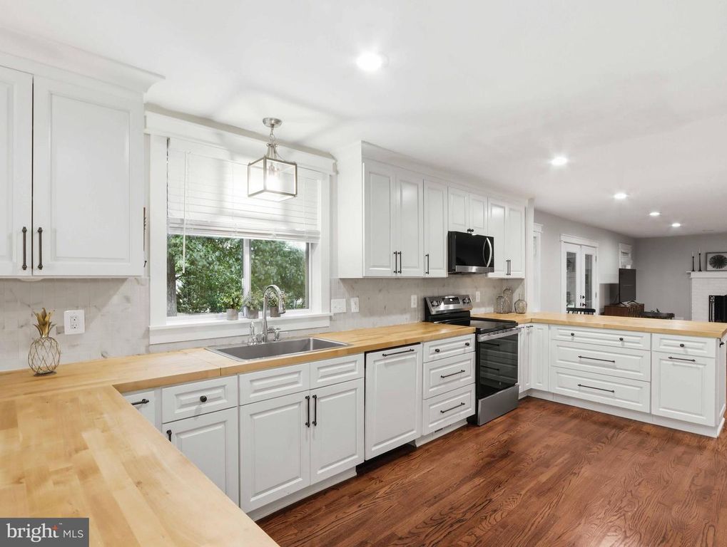 Image 10 of property listing at 380 SHEFFIELD RD, Severna Park, MD 21146
