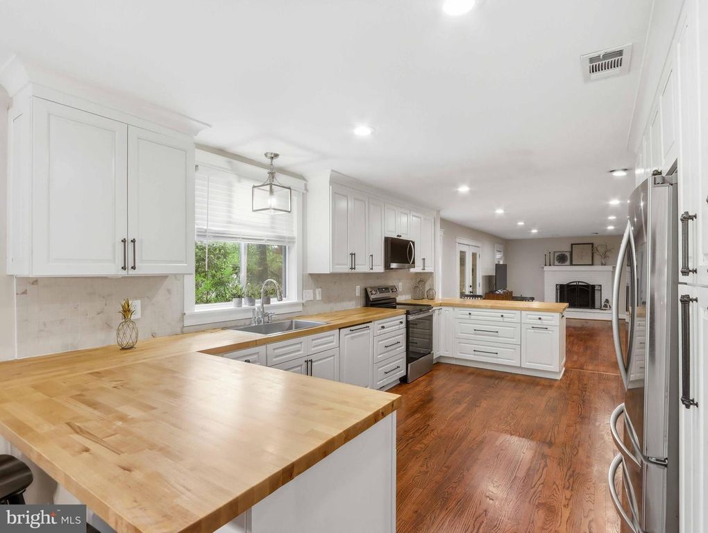 Image 12 of property listing at 380 SHEFFIELD RD, Severna Park, MD 21146