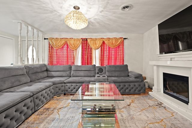 134 Oak St, Brockton, MA 02301