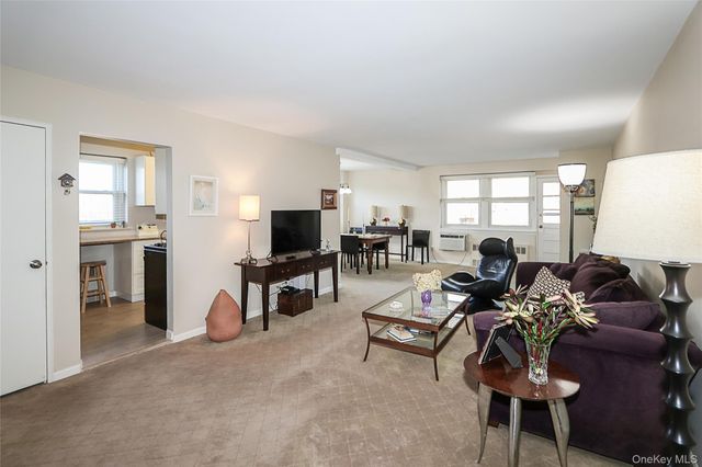 34 Pearsall Avenue 3G, Glen Cove, NY 11542