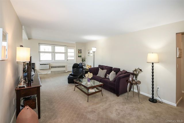 34 Pearsall Avenue 3G, Glen Cove, NY 11542