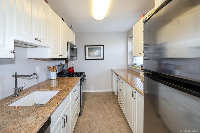 34 Pearsall Avenue 3G, Glen Cove, NY 11542