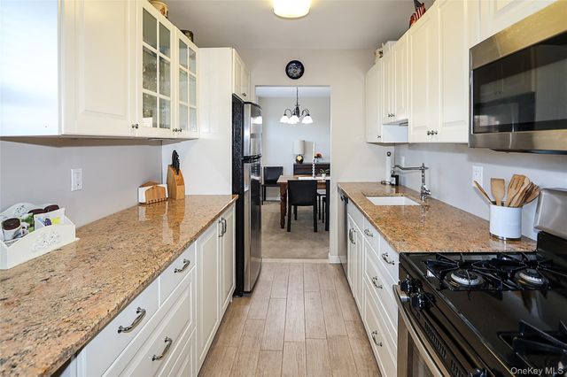 34 Pearsall Avenue 3G, Glen Cove, NY 11542