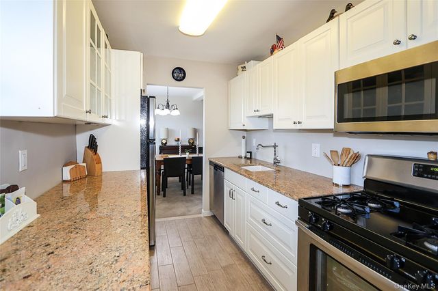 34 Pearsall Avenue 3G, Glen Cove, NY 11542