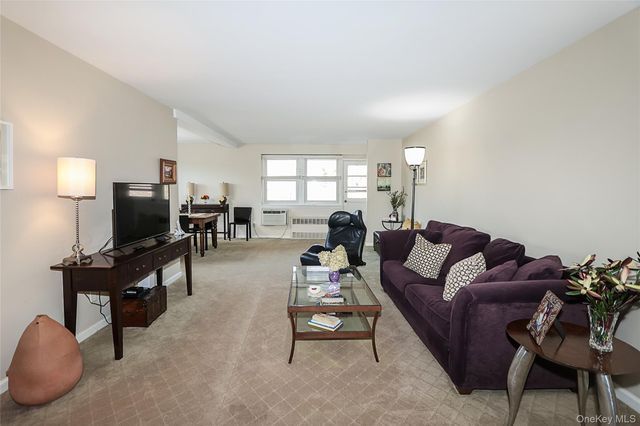 34 Pearsall Avenue 3G, Glen Cove, NY 11542