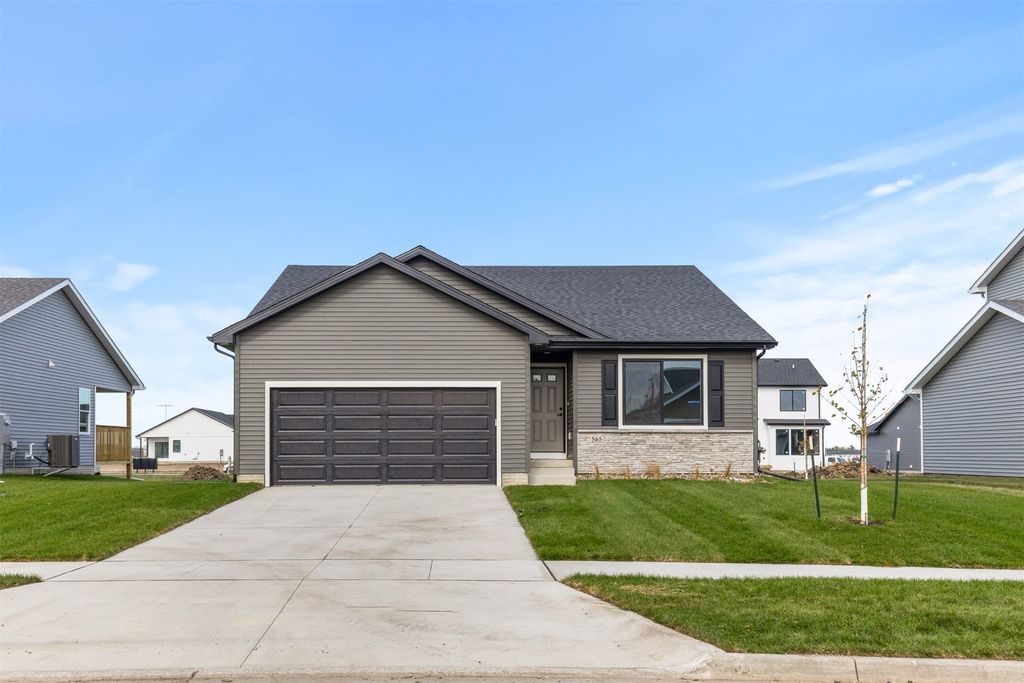 565 NW Compass Avenue, Waukee, IA 50263