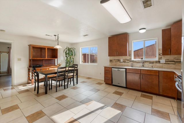 328 Tigris Road NE, Rio Rancho, NM 87124