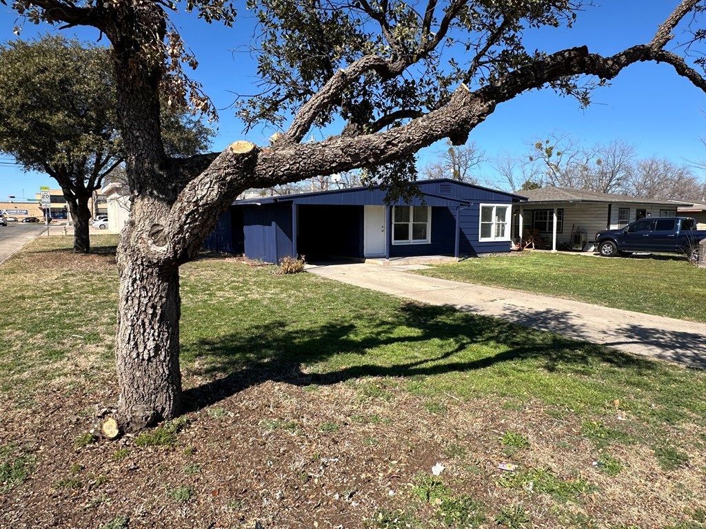 Image 3 of property listing at 2540 W Harris Ave, San Angelo, TX 76901