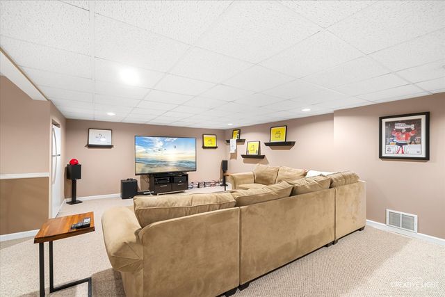 982 Jennifer Court, Sugar Grove, IL 60554