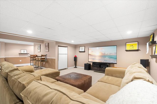 982 Jennifer Court, Sugar Grove, IL 60554