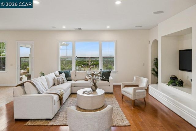 2048 Feathermint Dr, San Ramon, CA 94582