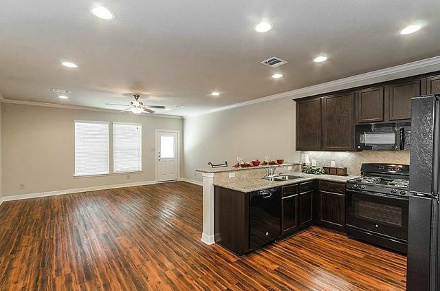 295 Woodland Hills Drive B, Conroe, TX 77303