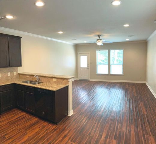 295 Woodland Hills Drive B, Conroe, TX 77303