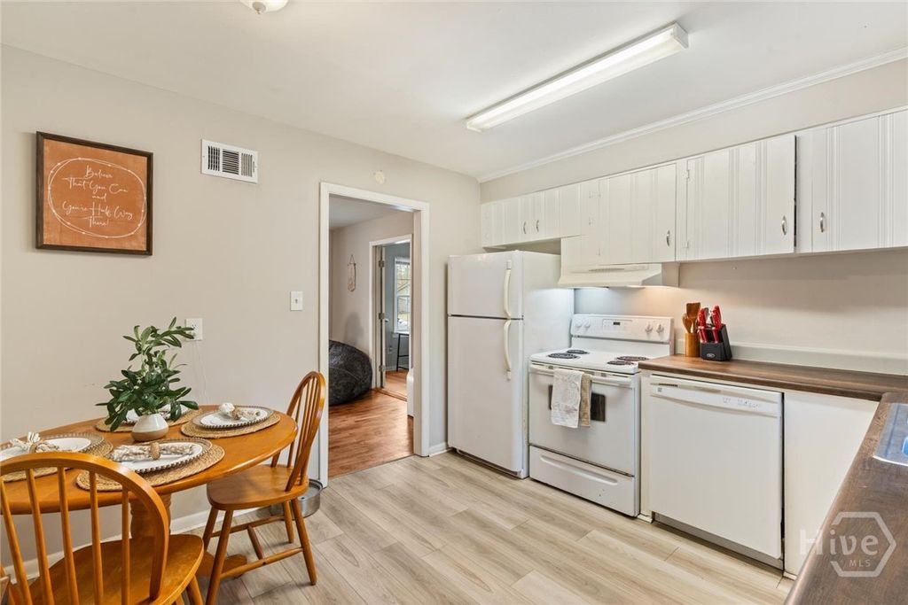 Image 17 of property listing at 325 Manor Drive, Savannah, GA 31404