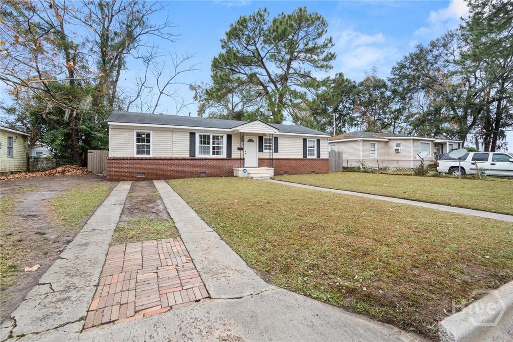 Image 3 of property listing at 325 Manor Drive, Savannah, GA 31404