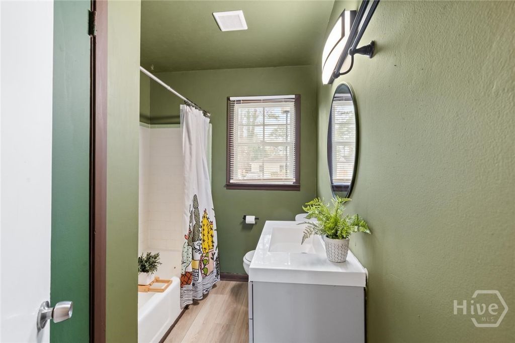 Image 8 of property listing at 325 Manor Drive, Savannah, GA 31404