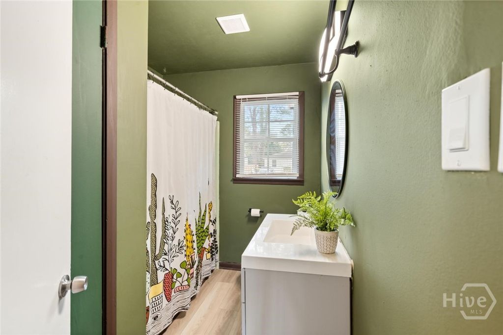 Image 9 of property listing at 325 Manor Drive, Savannah, GA 31404