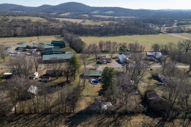 417 Old Highway 31 E, Bethpage, TN 37022