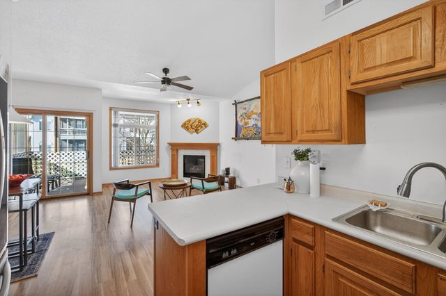 2461 Patricia Drive Bldg E, Urbandale, IA 50322