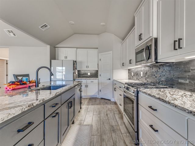 27605 E 108th Place S, Coweta, OK 74429