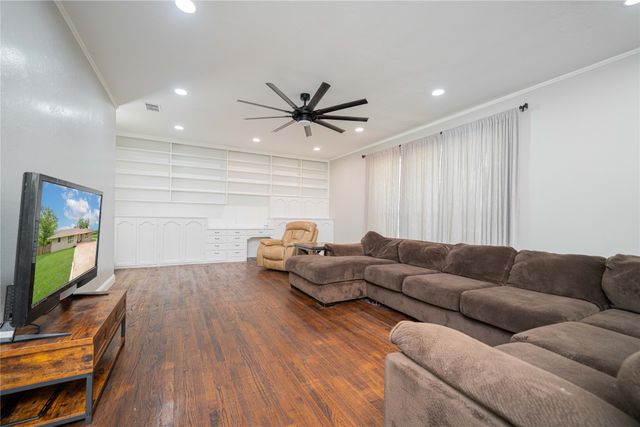 812 E 1st, Hughes Springs, TX 75656