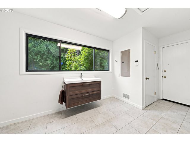 1111 Sw CORONADO St, Portland, OR 97219