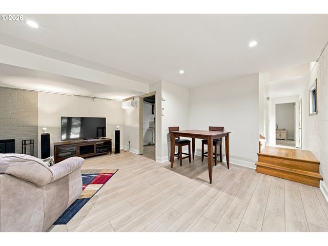 1111 Sw CORONADO St, Portland, OR 97219