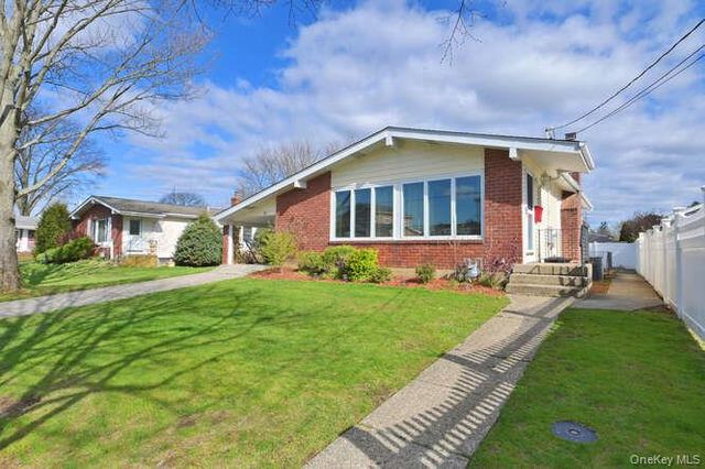 10 Pickwick Drive S, Hicksville, NY 11801