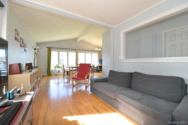 10 Pickwick Drive S, Hicksville, NY 11801