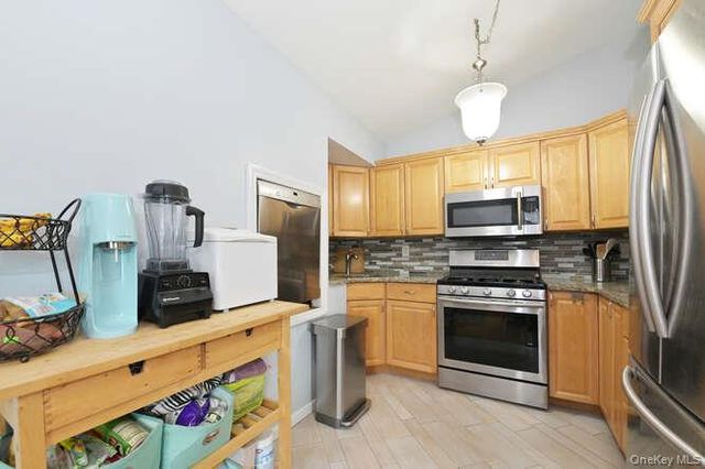 10 Pickwick Drive S, Hicksville, NY 11801