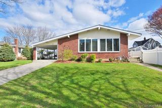 10 Pickwick Drive S, Hicksville, NY 11801