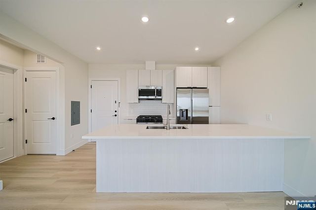 401 E Central Boulevard 2A, Palisades Park, NJ 07650