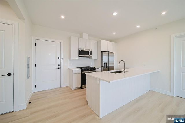 401 E Central Boulevard 2A, Palisades Park, NJ 07650