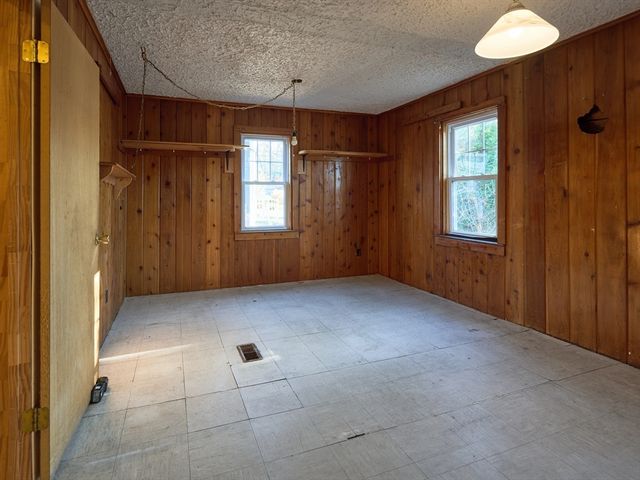 25 Stoneham Rd, Worcester, MA 01604