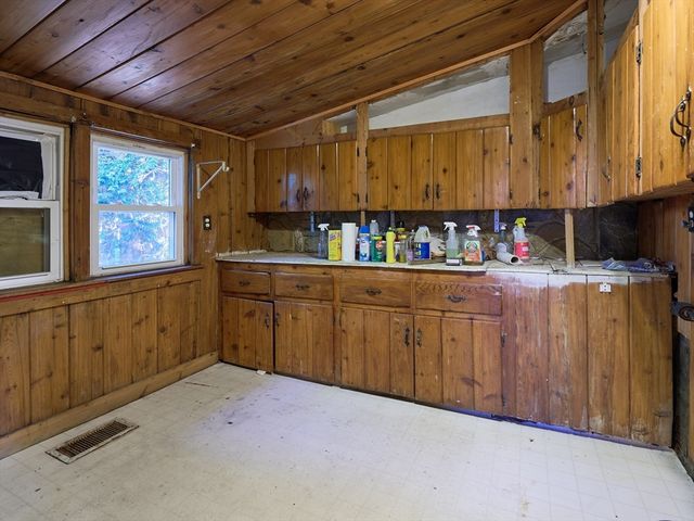 25 Stoneham Rd, Worcester, MA 01604