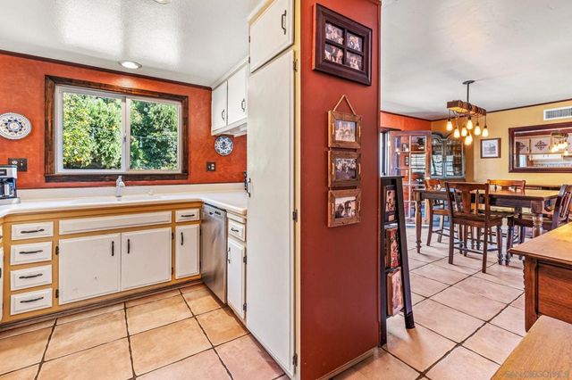 1914 Golden Circle Dr, Escondido, CA 92026