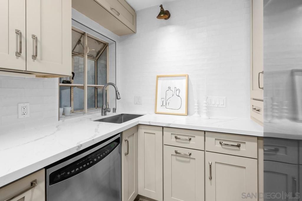 Image 11 of property listing at 3009 Union St 7, San Diego, CA 92103