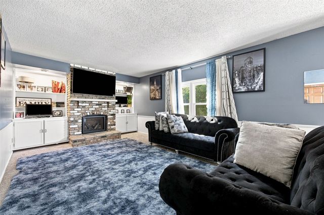 6921 Larkwood Drive NE, Cedar Rapids, IA 52402