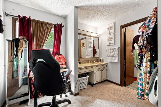 6921 Larkwood Drive NE, Cedar Rapids, IA 52402